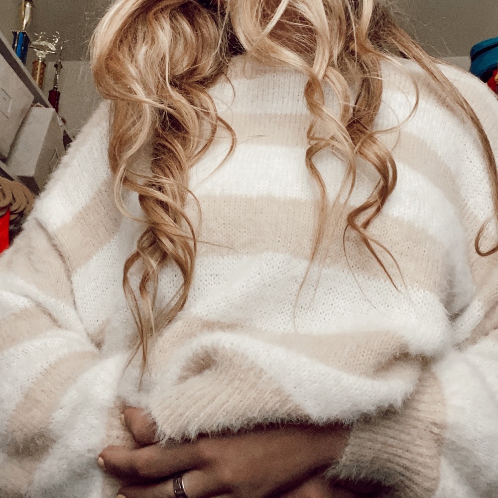 STRIPED FLUFFY SWEATER